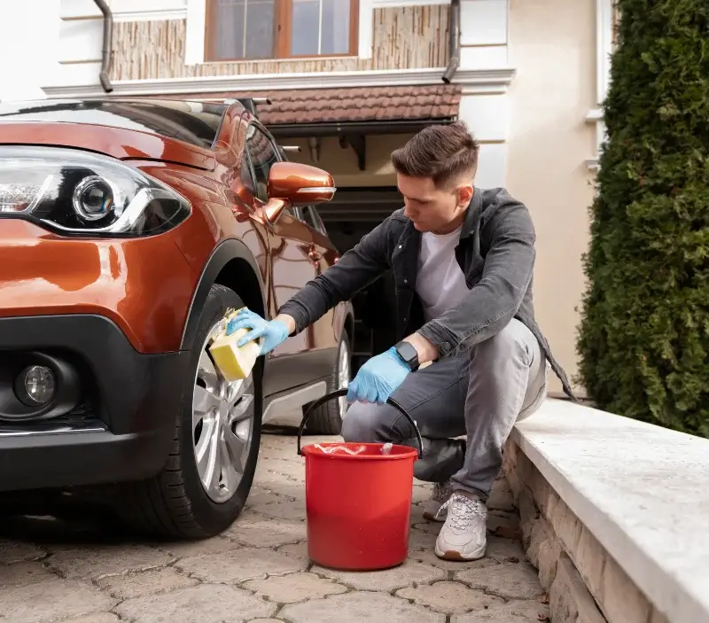 Lavage auto à domicile Les Loges : professionnel intervenant sur un véhicule
